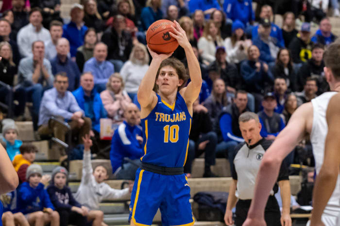 Photo by Earl Ebensteiner